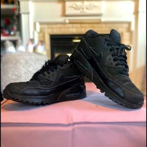 All black Nike Air Max 90